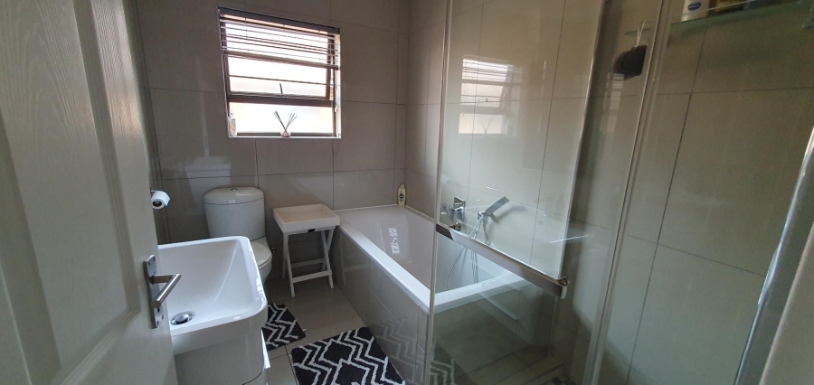 To Let 3 Bedroom Property for Rent in New Redruth Gauteng