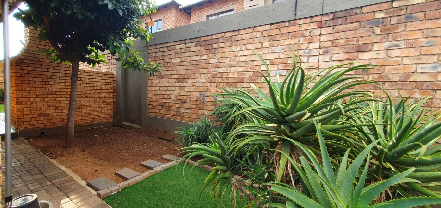 To Let 3 Bedroom Property for Rent in New Redruth Gauteng