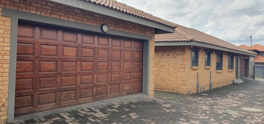To Let 3 Bedroom Property for Rent in New Redruth Gauteng