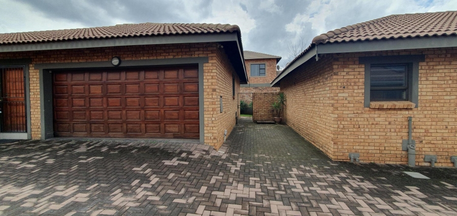 To Let 3 Bedroom Property for Rent in New Redruth Gauteng