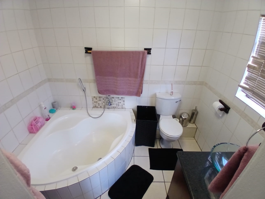 To Let 3 Bedroom Property for Rent in Moregloed Gauteng