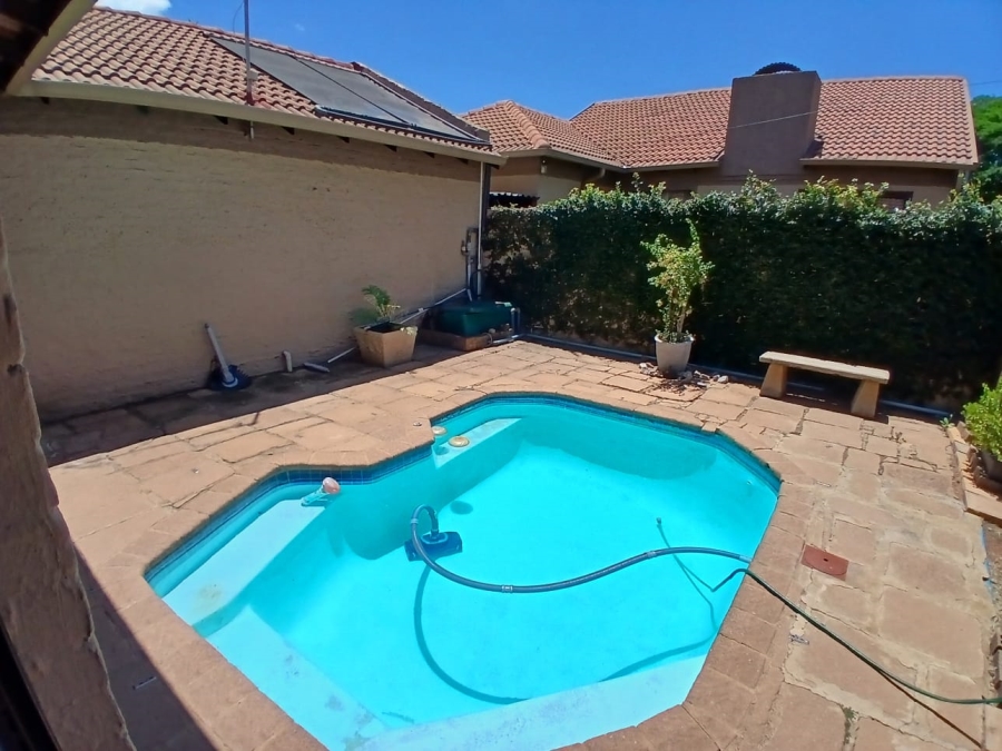 To Let 3 Bedroom Property for Rent in Moregloed Gauteng