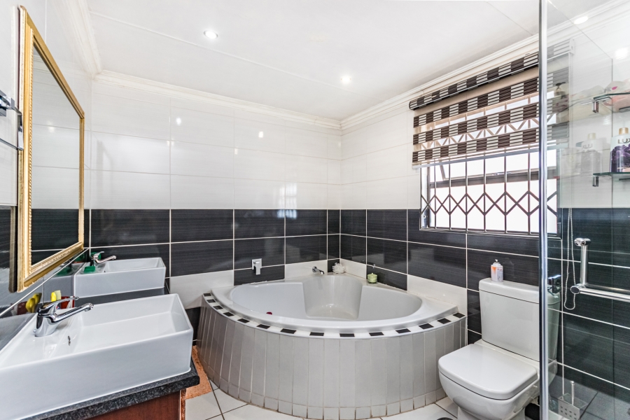 5 Bedroom Property for Sale in Cosmo City Gauteng