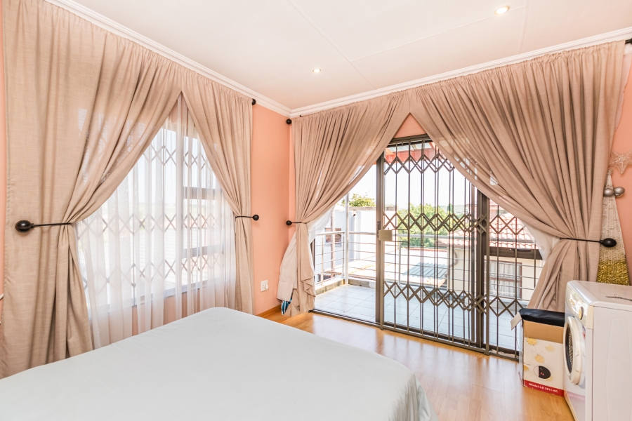 5 Bedroom Property for Sale in Cosmo City Gauteng