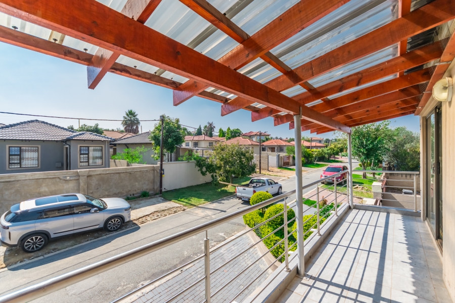 5 Bedroom Property for Sale in Cosmo City Gauteng