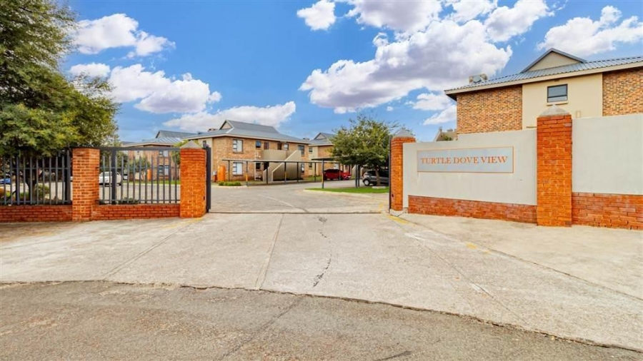 2 Bedroom Property for Sale in Albertsdal Gauteng