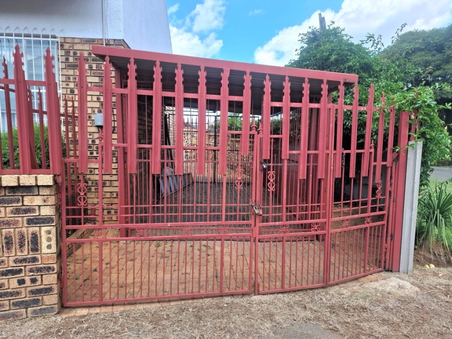 2 Bedroom Property for Sale in Greenhills Gauteng