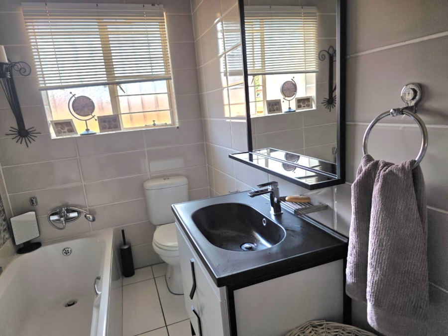 2 Bedroom Property for Sale in Greenhills Gauteng