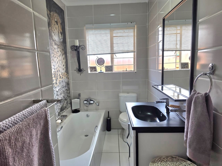 2 Bedroom Property for Sale in Greenhills Gauteng