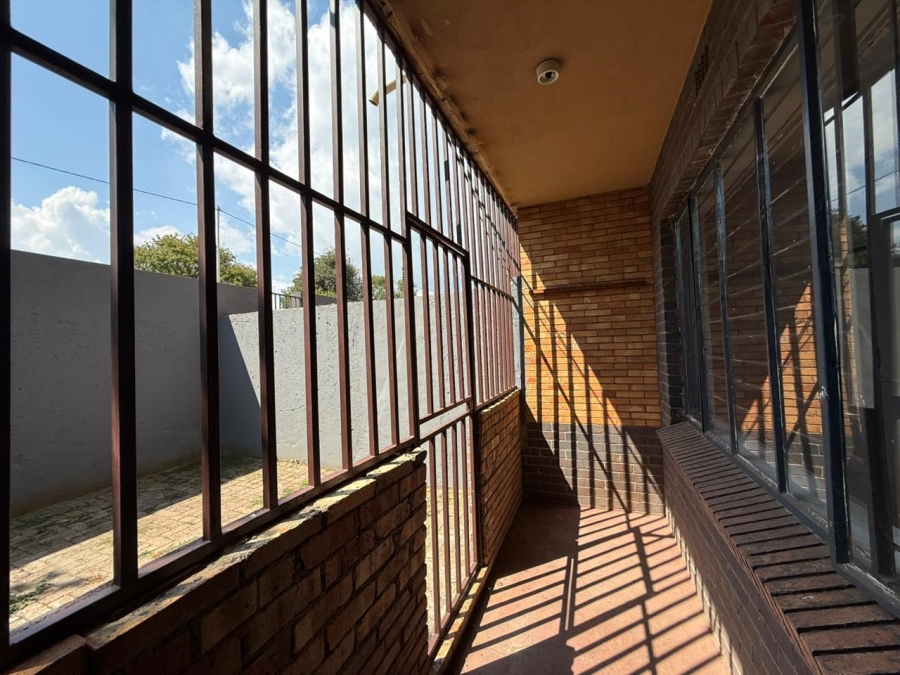 To Let 1 Bedroom Property for Rent in Crosby Gauteng