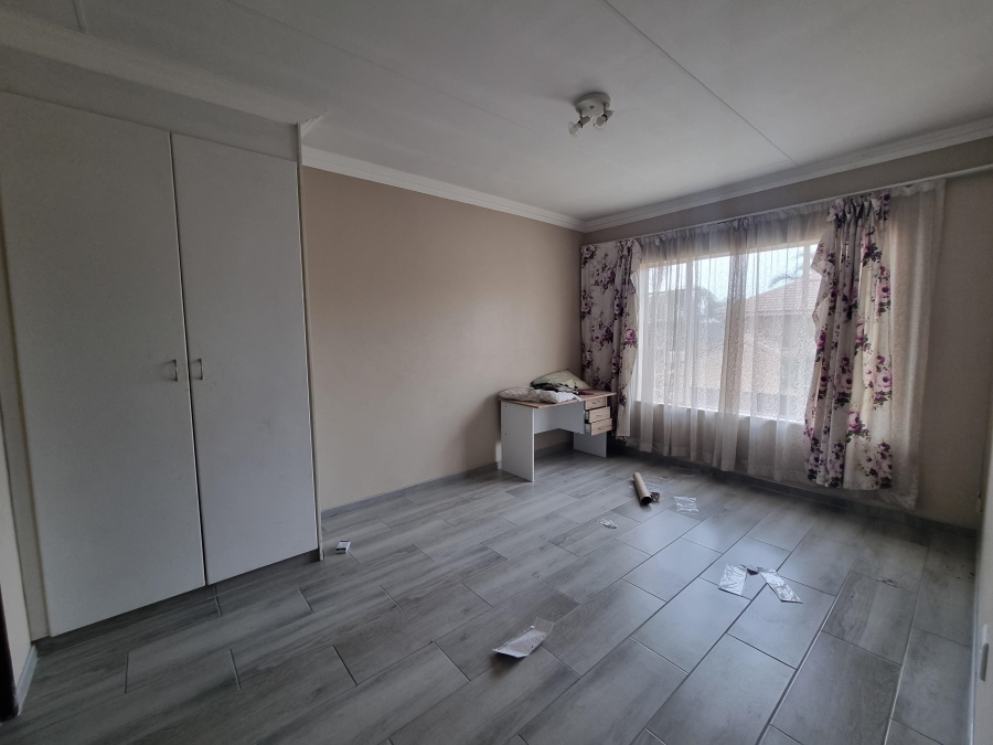 To Let 4 Bedroom Property for Rent in Ruimsig Gauteng