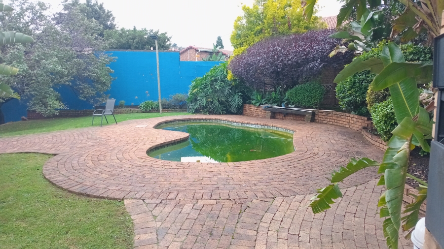 2 Bedroom Property for Sale in Mondeor Gauteng