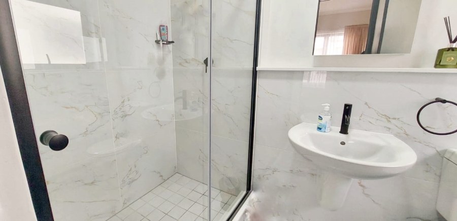 1 Bedroom Property for Sale in Crowthorne AH Gauteng