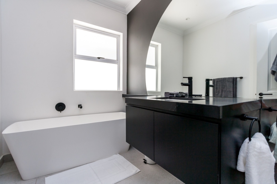 To Let 4 Bedroom Property for Rent in Atholl Gauteng