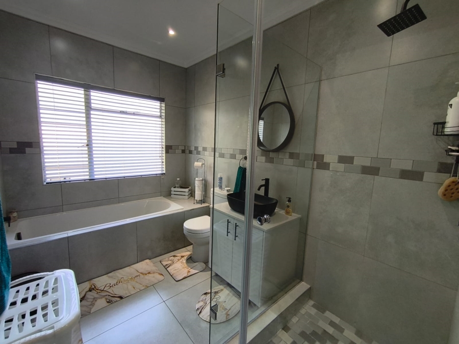 2 Bedroom Property for Sale in Brackenhurst Gauteng