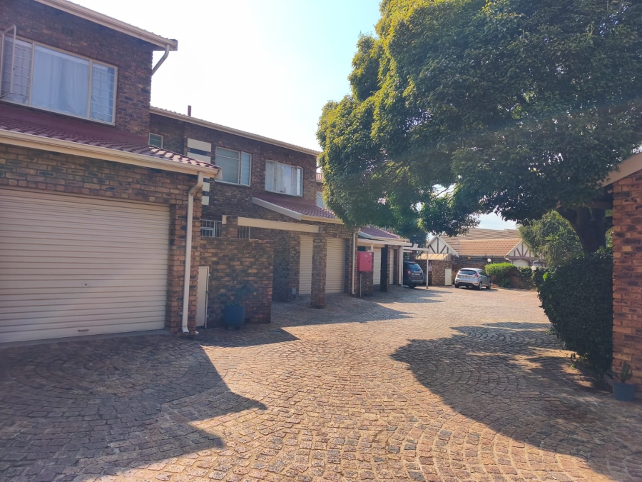 2 Bedroom Property for Sale in Brackenhurst Gauteng