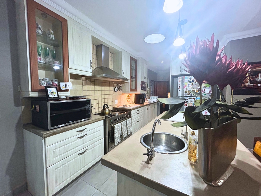 4 Bedroom Property for Sale in Rooihuiskraal Gauteng