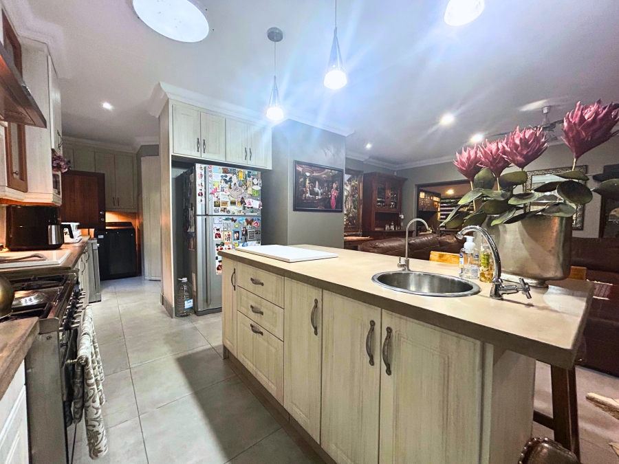 4 Bedroom Property for Sale in Rooihuiskraal Gauteng