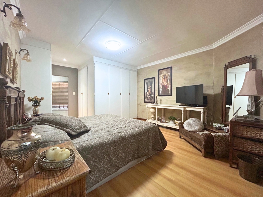 4 Bedroom Property for Sale in Rooihuiskraal Gauteng