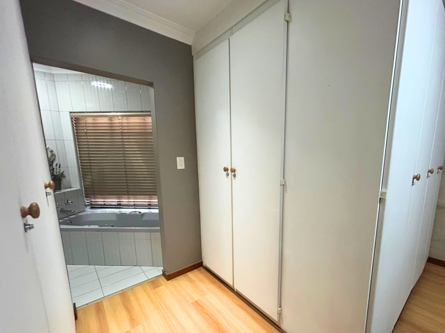 4 Bedroom Property for Sale in Rooihuiskraal Gauteng