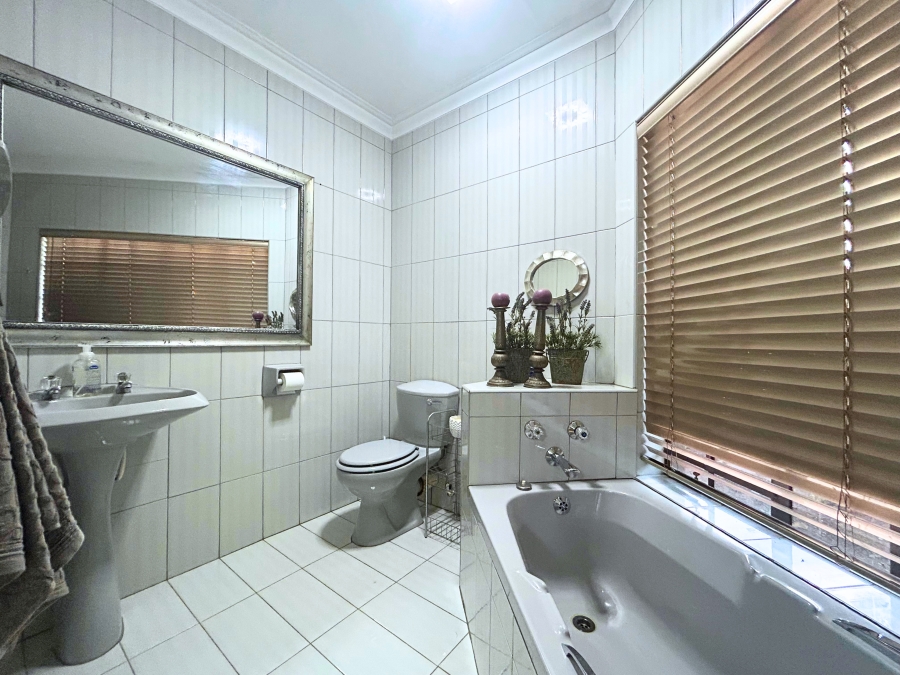 4 Bedroom Property for Sale in Rooihuiskraal Gauteng