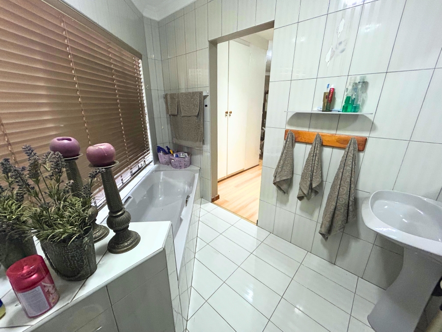 4 Bedroom Property for Sale in Rooihuiskraal Gauteng