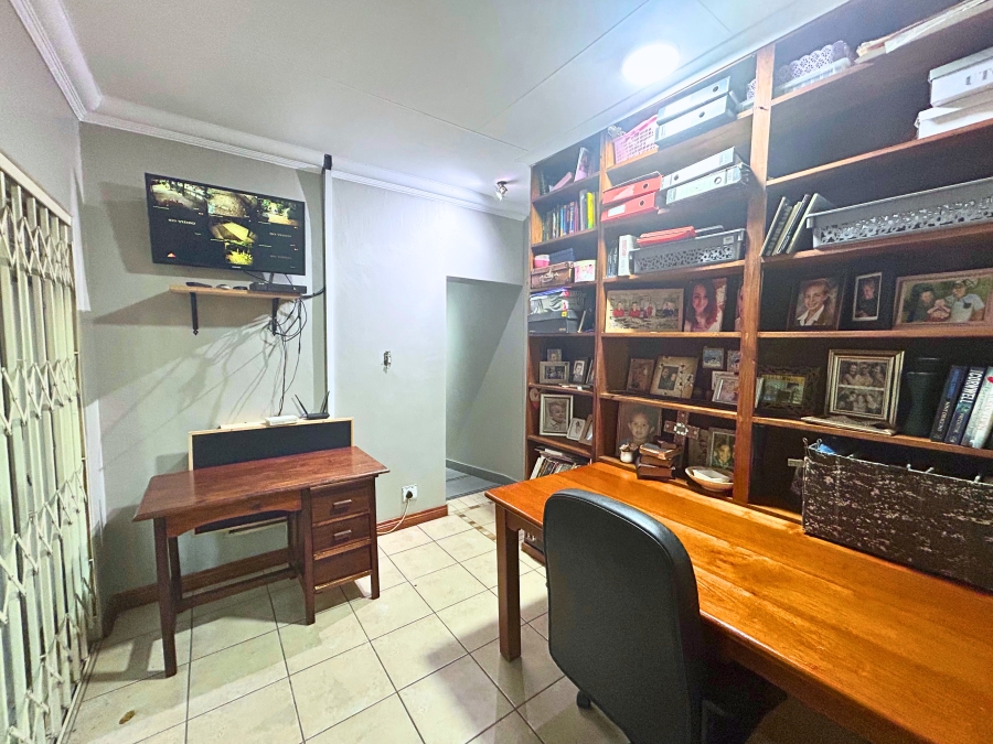 4 Bedroom Property for Sale in Rooihuiskraal Gauteng