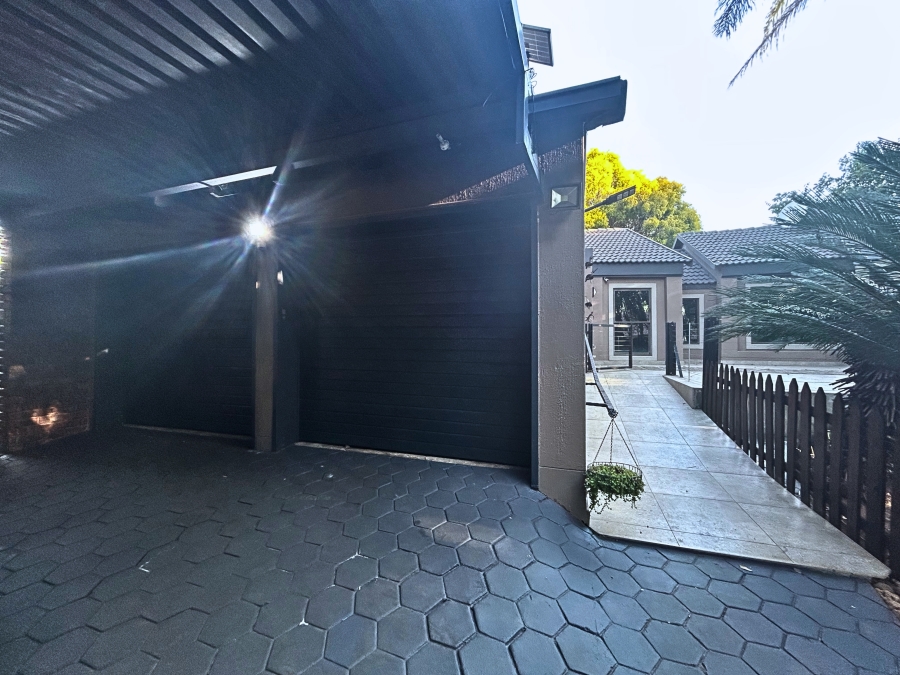 4 Bedroom Property for Sale in Rooihuiskraal Gauteng