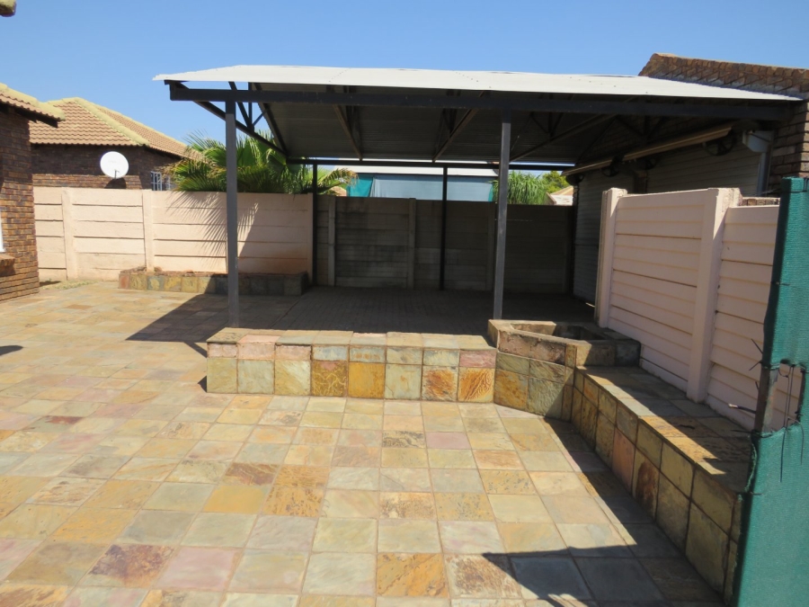 2 Bedroom Property for Sale in Andeon Gauteng