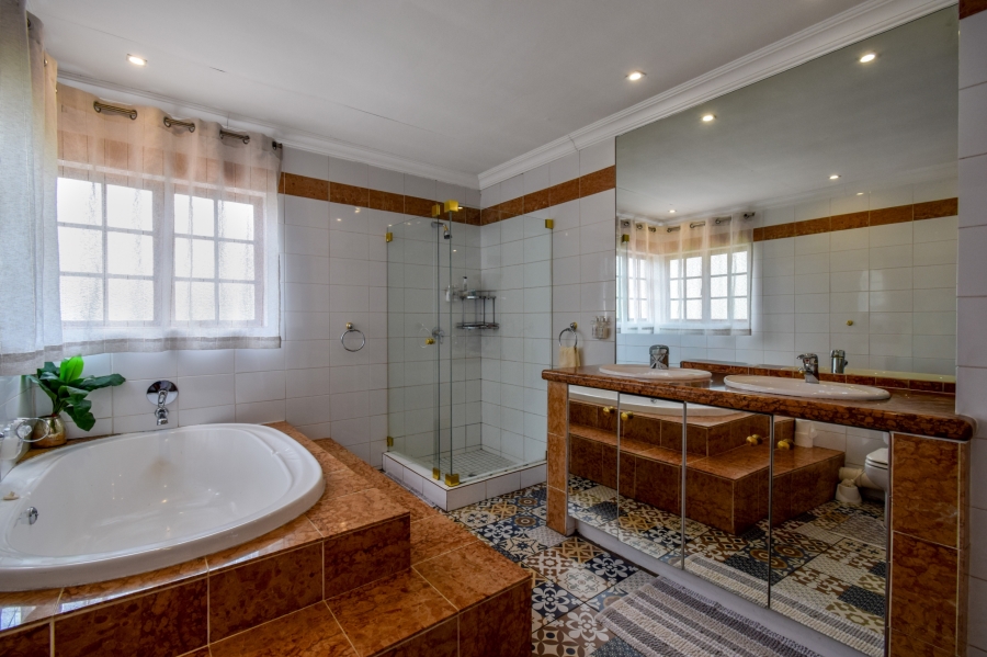 7 Bedroom Property for Sale in Moreleta Park Gauteng