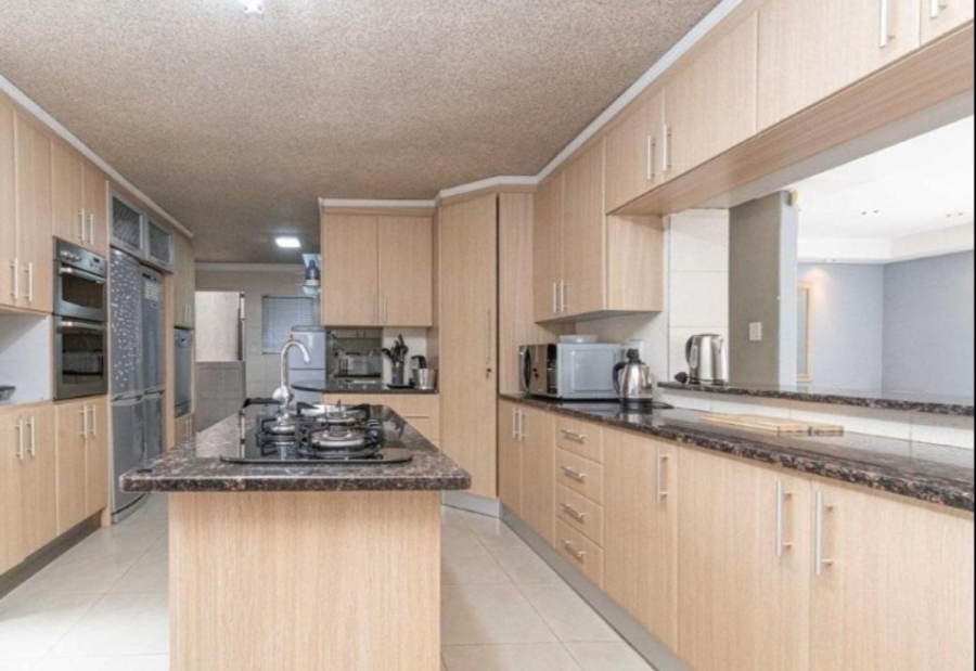 5 Bedroom Property for Sale in Mondeor Gauteng