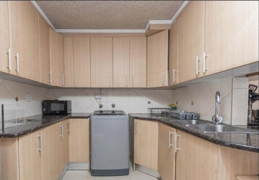 5 Bedroom Property for Sale in Mondeor Gauteng