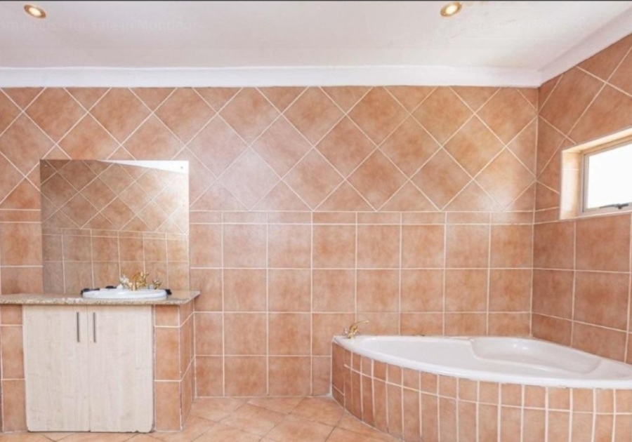 5 Bedroom Property for Sale in Mondeor Gauteng