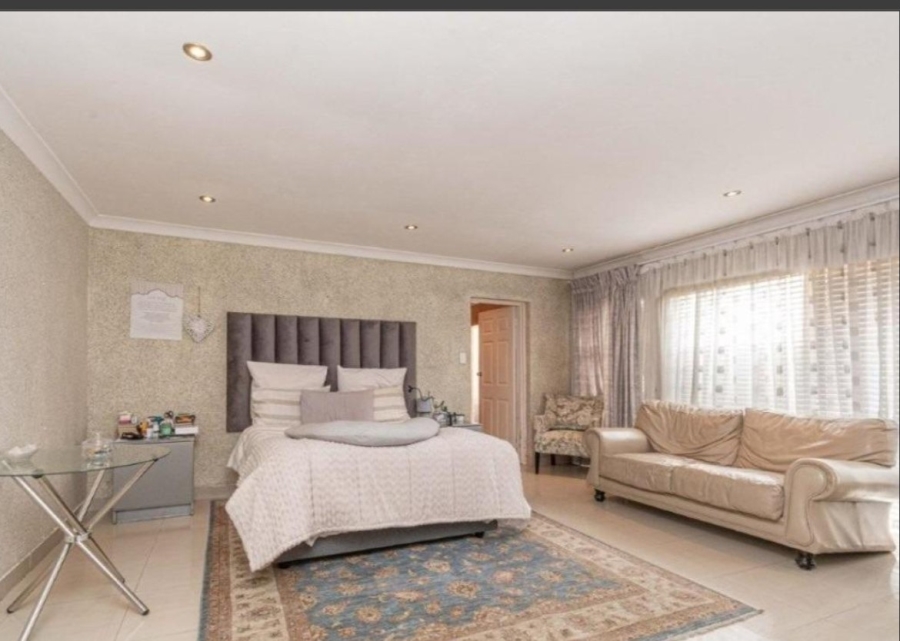 5 Bedroom Property for Sale in Mondeor Gauteng