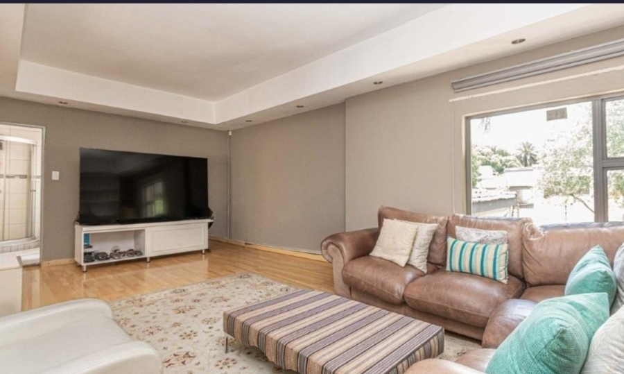 5 Bedroom Property for Sale in Mondeor Gauteng