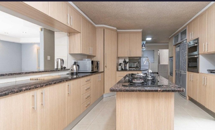 5 Bedroom Property for Sale in Mondeor Gauteng