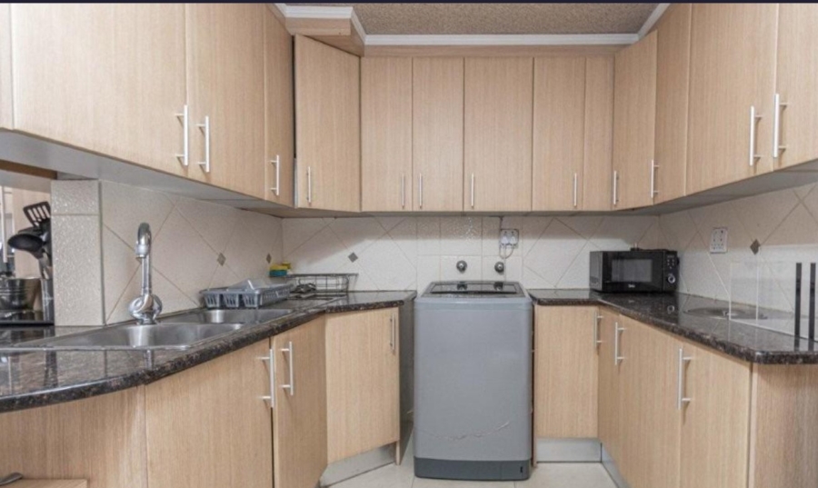 5 Bedroom Property for Sale in Mondeor Gauteng