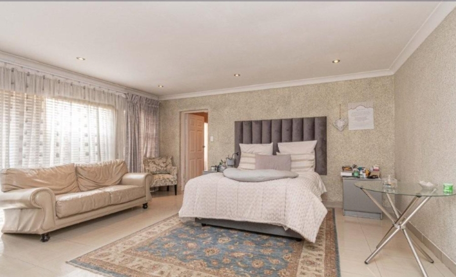 5 Bedroom Property for Sale in Mondeor Gauteng