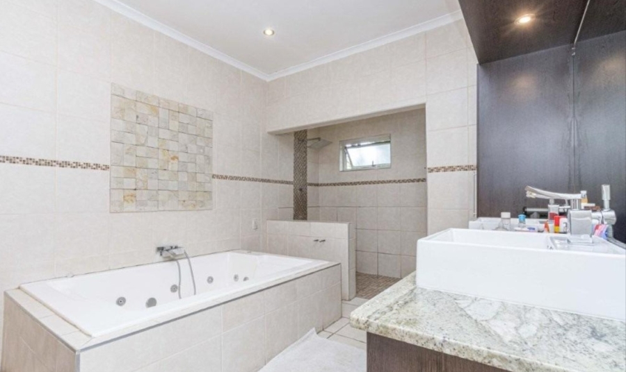 5 Bedroom Property for Sale in Mondeor Gauteng