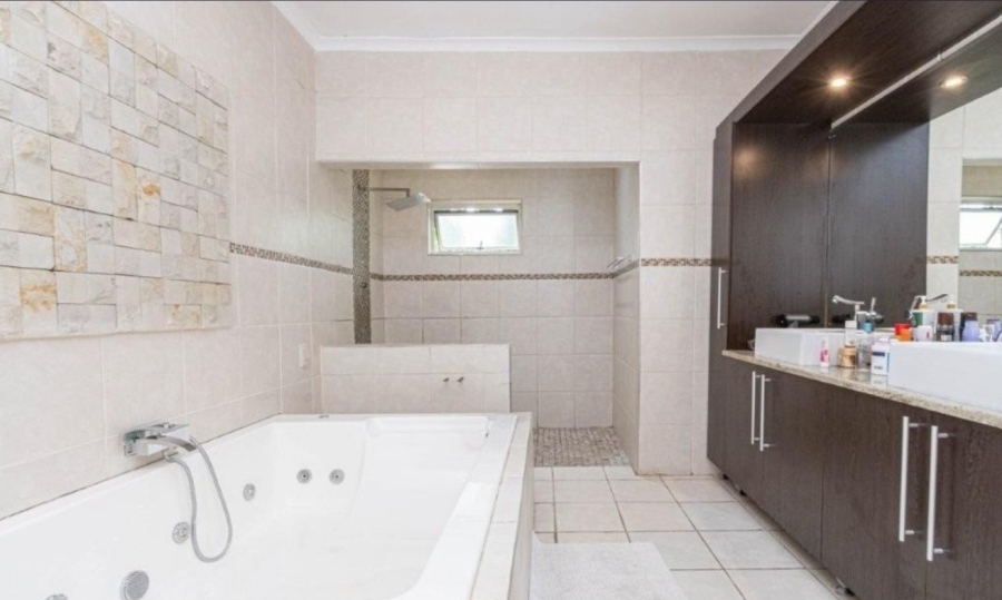 5 Bedroom Property for Sale in Mondeor Gauteng