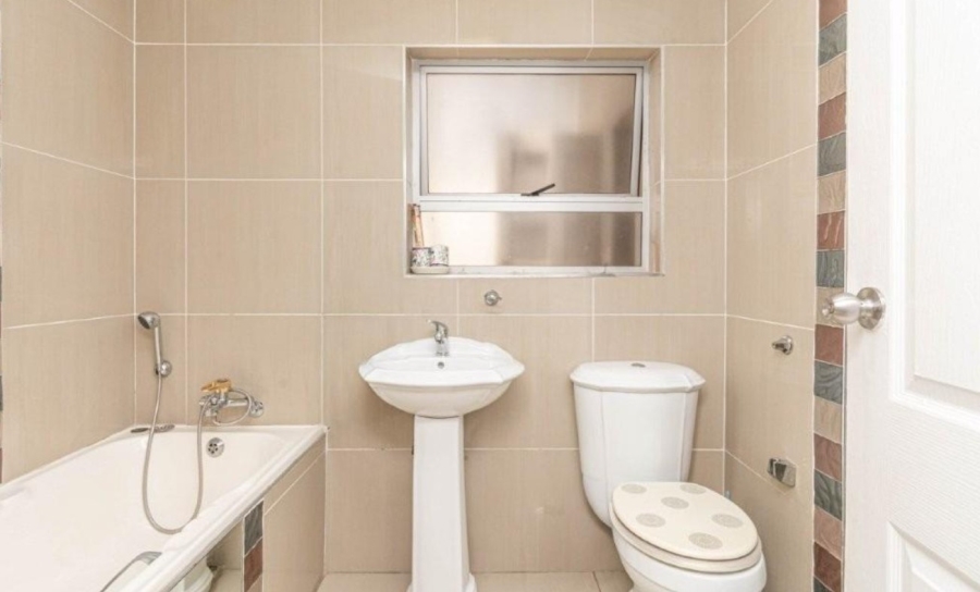 5 Bedroom Property for Sale in Mondeor Gauteng