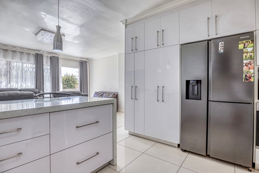 4 Bedroom Property for Sale in Buccleuch Gauteng