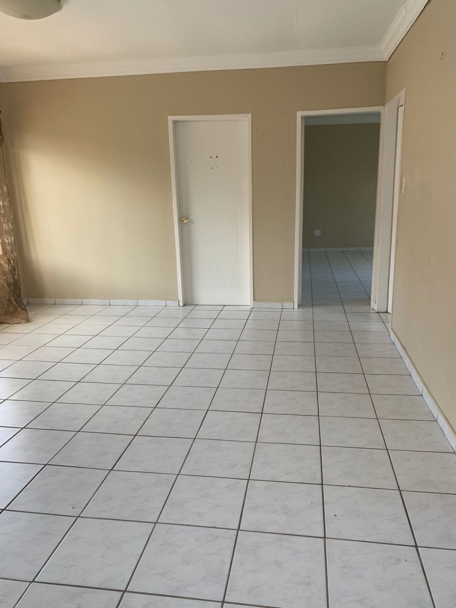 2 Bedroom Property for Sale in Cyrildene Gauteng