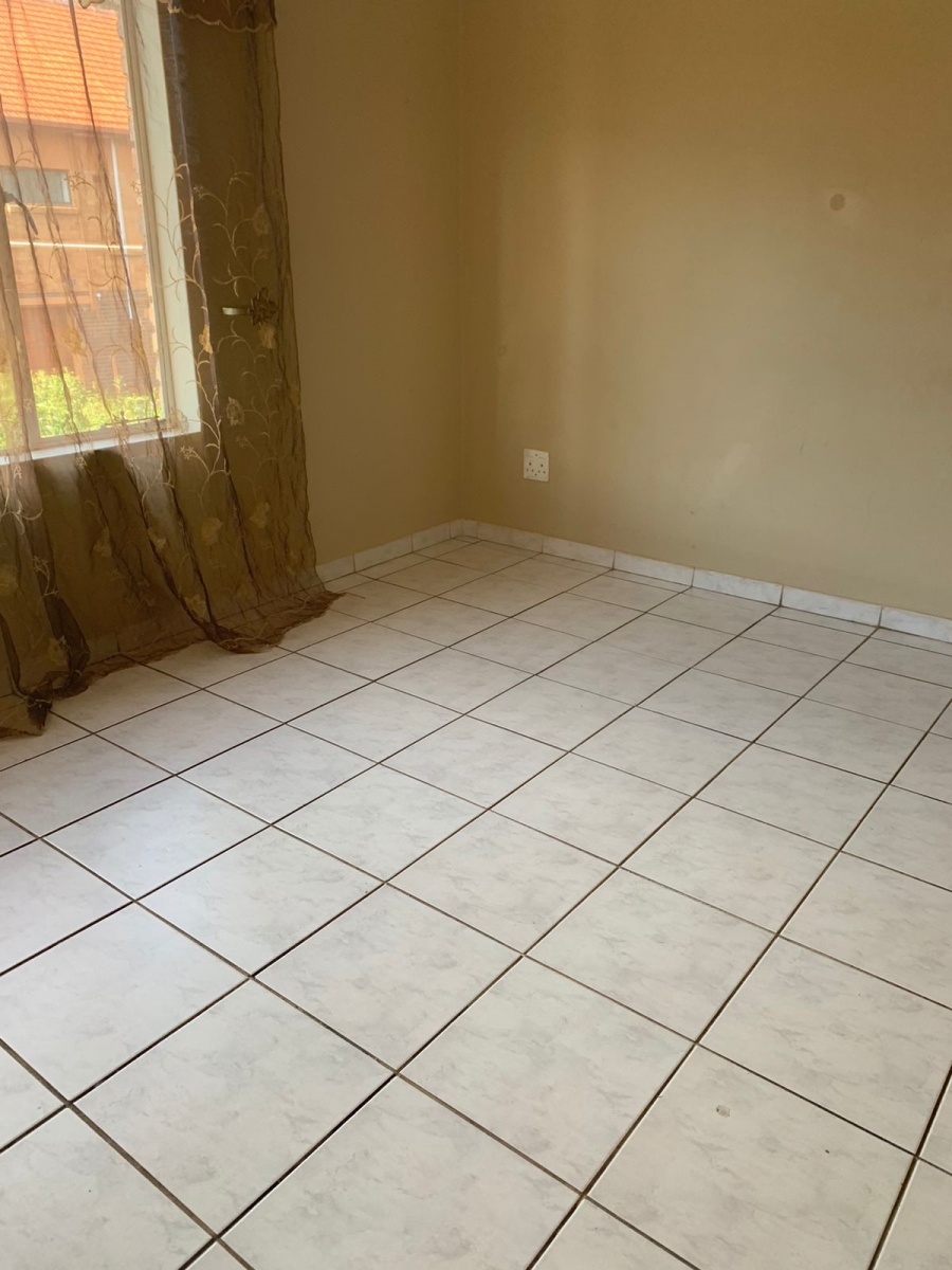 2 Bedroom Property for Sale in Cyrildene Gauteng