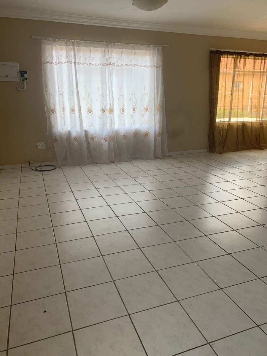 2 Bedroom Property for Sale in Cyrildene Gauteng
