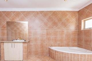 5 Bedroom Property for Sale in Mondeor Gauteng