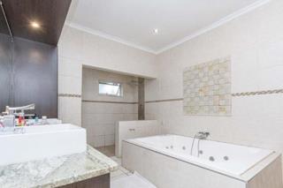 5 Bedroom Property for Sale in Mondeor Gauteng