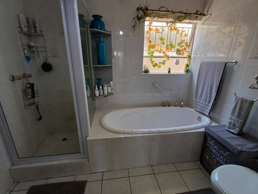 4 Bedroom Property for Sale in Glen Marais Gauteng