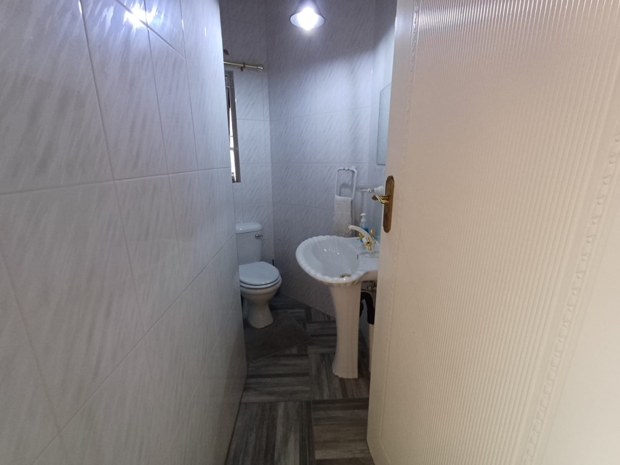 4 Bedroom Property for Sale in Glen Marais Gauteng