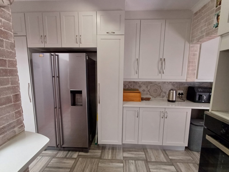 4 Bedroom Property for Sale in Glen Marais Gauteng